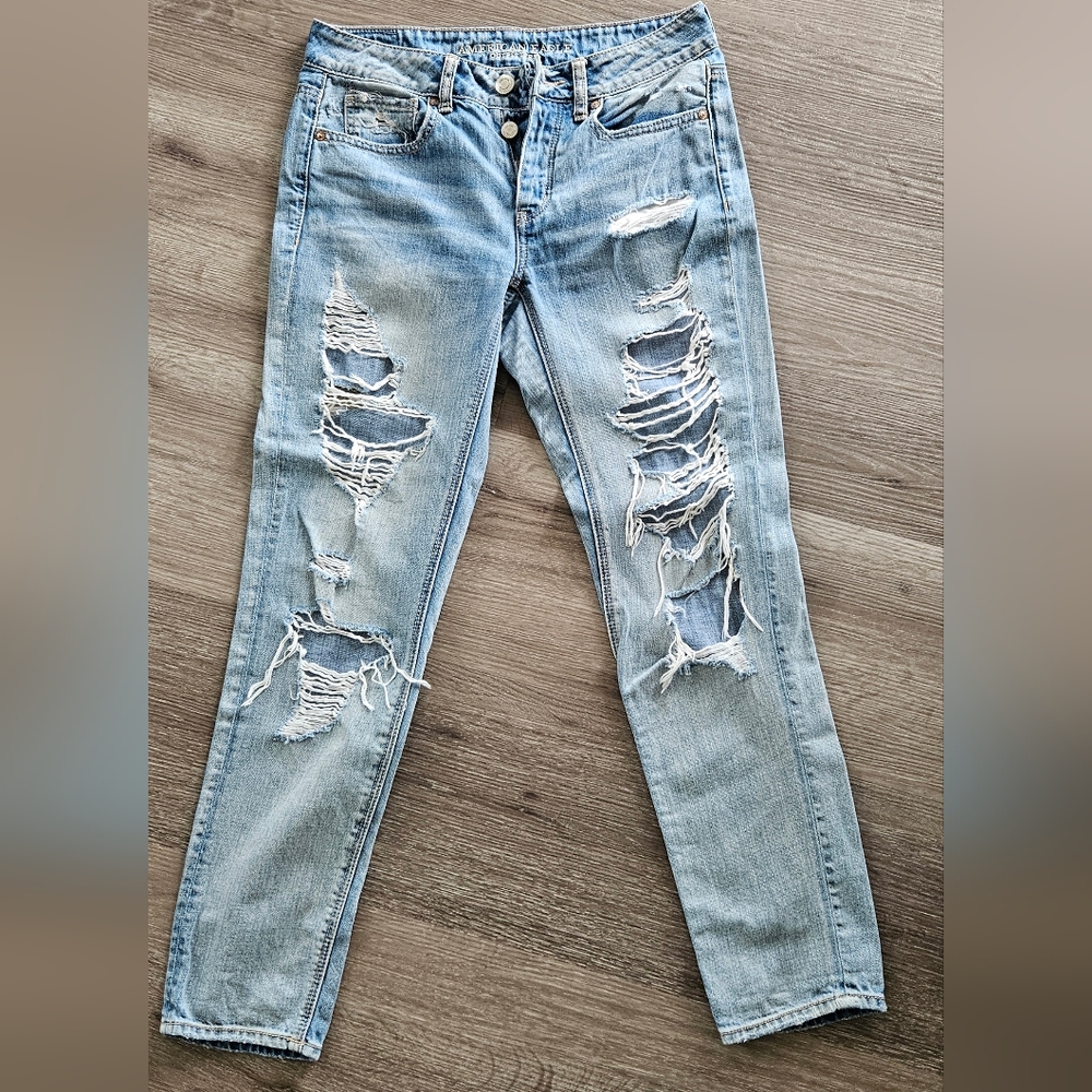 American Eagle Outfitters Light Blue Distressed Jeans